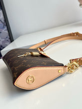 Load image into Gallery viewer, LB1496 LV Pochette Tirette / HIGHEST QUALITY VERSION / 22 x 12 x 5.5 cm
