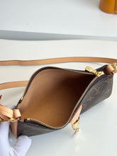 Load image into Gallery viewer, LB1496 LV Pochette Tirette / HIGHEST QUALITY VERSION / 22 x 12 x 5.5 cm
