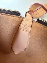 Load image into Gallery viewer, LB1496 LV Pochette Tirette / HIGHEST QUALITY VERSION / 22 x 12 x 5.5 cm
