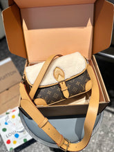 Load image into Gallery viewer, LB880 Diane / 9.4 x 5.9 x 3.5 inches
