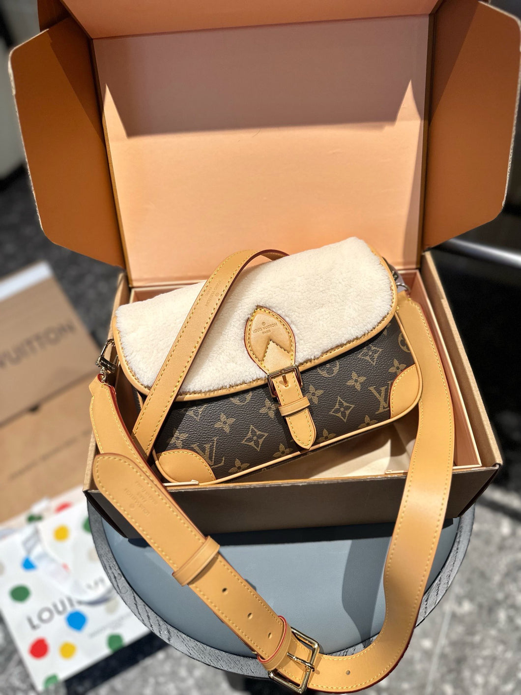 LB880 Diane / 9.4 x 5.9 x 3.5 inches