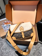 Load image into Gallery viewer, LB880 Diane / 9.4 x 5.9 x 3.5 inches
