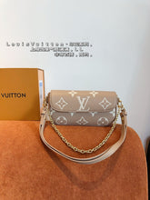 Load image into Gallery viewer, LB1005 Wallet On Chain Ivy / 9.3 x 4.7 x 1.7 inches
