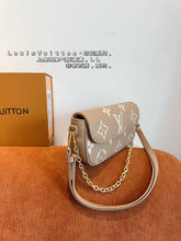 Load image into Gallery viewer, LB1005 Wallet On Chain Ivy / 9.3 x 4.7 x 1.7 inches
