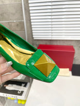 Load image into Gallery viewer, SE1059 ONE STUD Flat Shoes / Size5-10
