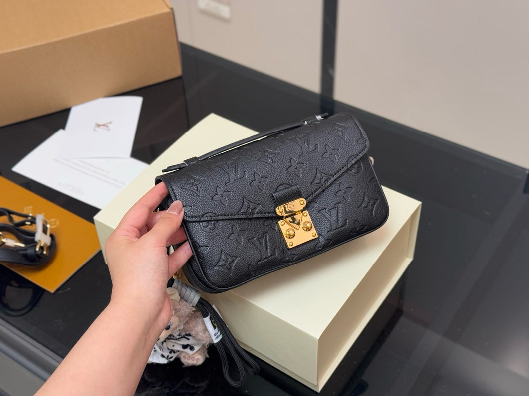 LB1309 Pochette Métis East West / 8.5 x 5.3 x 2.4 inches