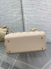 Load image into Gallery viewer, DR622 Dior Lady Dior 5-Grid with Bow / HIGHEST QUALITY VERSION / 24 cm

