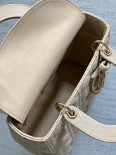 Load image into Gallery viewer, DR622 Dior Lady Dior 5-Grid with Bow / HIGHEST QUALITY VERSION / 24 cm
