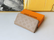 Load image into Gallery viewer, LB1079 Zippy Wallet / 7.7 x 4.1 x 1 inches
