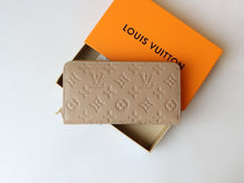 Load image into Gallery viewer, LB1079 Zippy Wallet / 7.7 x 4.1 x 1 inches
