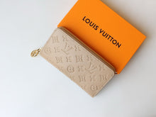 Load image into Gallery viewer, LB1079 Zippy Wallet / 7.7 x 4.1 x 1 inches
