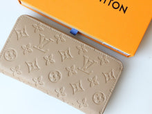 Load image into Gallery viewer, LB1079 Zippy Wallet / 7.7 x 4.1 x 1 inches

