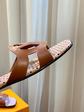 Load image into Gallery viewer, SE1138 LV Isola Flat Mule / Size5-11
