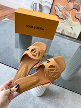 Load image into Gallery viewer, SE1139 LV Isola Flat Mule / Size5-11
