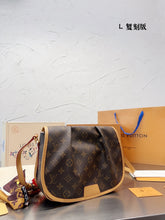 Load image into Gallery viewer, LB827 Vintage Small/Medium Shoulder Bag
