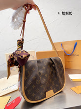 Load image into Gallery viewer, LB827 Vintage Small/Medium Shoulder Bag
