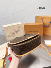 Load image into Gallery viewer, LB827 Vintage Small/Medium Shoulder Bag
