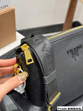 Load image into Gallery viewer, PD356 Leather Shoulder Bag / 9x2.3x7.5inch
