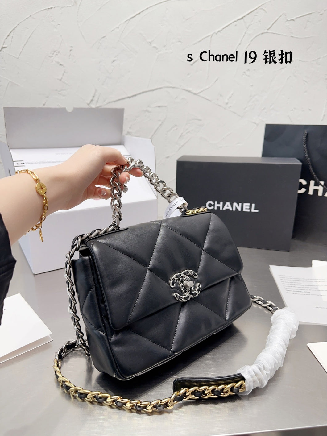 CC708 CHANEL 19 Handbag / 6.2 × 10.1 × 3.5 in