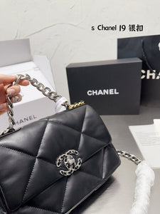 CC708 CHANEL 19 Handbag / 6.2 × 10.1 × 3.5 in