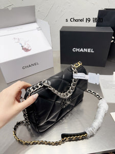 CC708 CHANEL 19 Handbag / 6.2 × 10.1 × 3.5 in