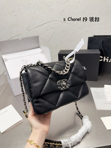 CC708 CHANEL 19 Handbag / 6.2 × 10.1 × 3.5 in