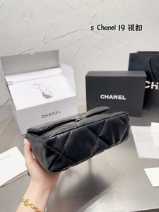 CC708 CHANEL 19 Handbag / 6.2 × 10.1 × 3.5 in