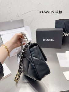 CC708 CHANEL 19 Handbag / 6.2 × 10.1 × 3.5 in