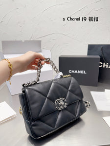 CC708 CHANEL 19 Handbag / 6.2 × 10.1 × 3.5 in