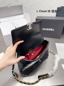 CC708 CHANEL 19 Handbag / 6.2 × 10.1 × 3.5 in