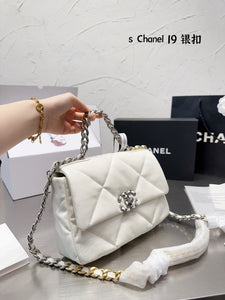 CC708 CHANEL 19 Handbag / 6.2 × 10.1 × 3.5 in