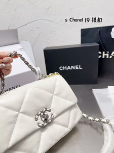 CC709 CHANEL 19 Handbag / 6.2 × 10.1 × 3.5 in