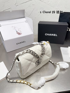 CC709 CHANEL 19 Handbag / 6.2 × 10.1 × 3.5 in