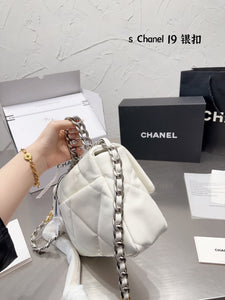 CC709 CHANEL 19 Handbag / 6.2 × 10.1 × 3.5 in