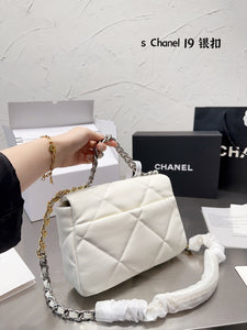 CC709 CHANEL 19 Handbag / 6.2 × 10.1 × 3.5 in