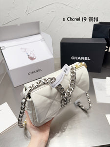 CC709 CHANEL 19 Handbag / 6.2 × 10.1 × 3.5 in