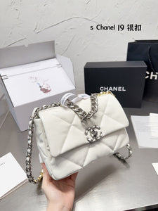 CC709 CHANEL 19 Handbag / 6.2 × 10.1 × 3.5 in