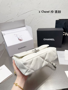 CC709 CHANEL 19 Handbag / 6.2 × 10.1 × 3.5 in