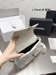 CC709 CHANEL 19 Handbag / 6.2 × 10.1 × 3.5 in