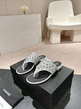 Load image into Gallery viewer, SE1343 CC Thongs / Size4-11
