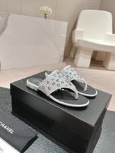 Load image into Gallery viewer, SE1343 CC Thongs / Size4-11
