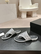 Load image into Gallery viewer, SE1343 CC Thongs / Size4-11
