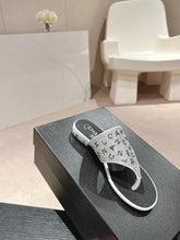 Load image into Gallery viewer, SE1343 CC Thongs / Size4-11
