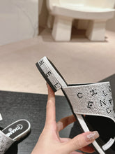 Load image into Gallery viewer, SE1343 CC Thongs / Size4-11
