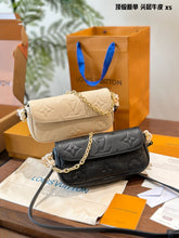 Load image into Gallery viewer, LB1153 Wallet On Chain Ivy / 9.3 x 4.7 x 1.7 inches
