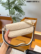 Load image into Gallery viewer, LB1153 Wallet On Chain Ivy / 9.3 x 4.7 x 1.7 inches
