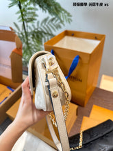 Load image into Gallery viewer, LB1153 Wallet On Chain Ivy / 9.3 x 4.7 x 1.7 inches
