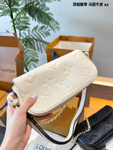 Load image into Gallery viewer, LB1153 Wallet On Chain Ivy / 9.3 x 4.7 x 1.7 inches
