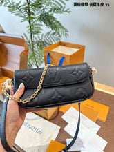 Load image into Gallery viewer, LB1153 Wallet On Chain Ivy / 9.3 x 4.7 x 1.7 inches
