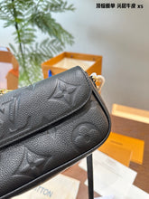 Load image into Gallery viewer, LB1153 Wallet On Chain Ivy / 9.3 x 4.7 x 1.7 inches
